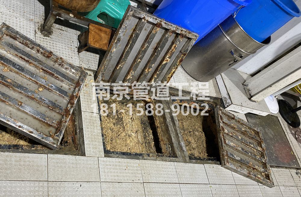 278长营城管中队食堂隔油池清理